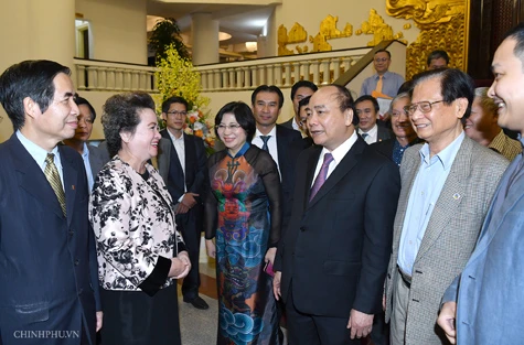 Thủ tướng nói chuyện với các đại biểu Hội Quy hoạch phát triển đô thị Việt Nam. Ảnh: VGP/Quang Hiếu