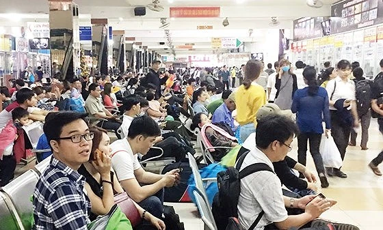 Hành khách chờ mua vé tại Bến xe miền Đông, TPHCM