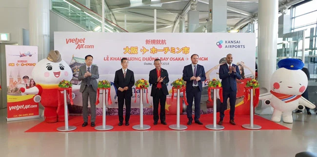 Giám đốc điều hành Lưu Đức Khánh và Phó Tổng giám đốc Nguyễn Thanh Sơn thực hiện nghi thức khai trương đường bay mới TPHCM – Osaka