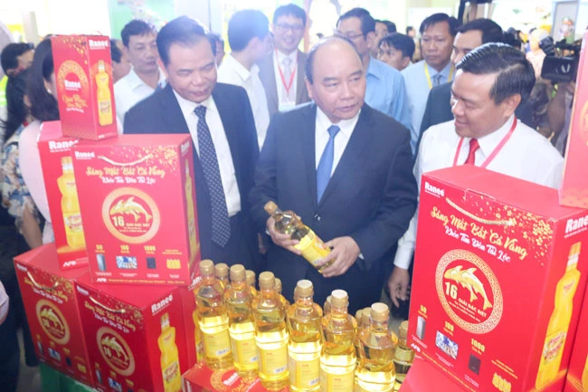 Thủ tướng Nguyễn Xuân Phúc tham quan gian hàng dầu ăn cao cấp Ranee (sản phẩm của Tập đoàn Sao Mai) 
