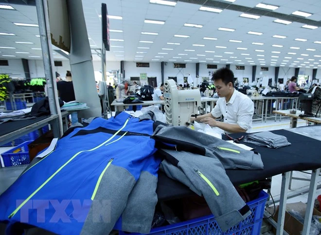 Sản xuất hàng may mặc tại Công ty may Kydo Việt Nam (Hưng Yên). (Ảnh: Phạm Kiên/TTXVN)