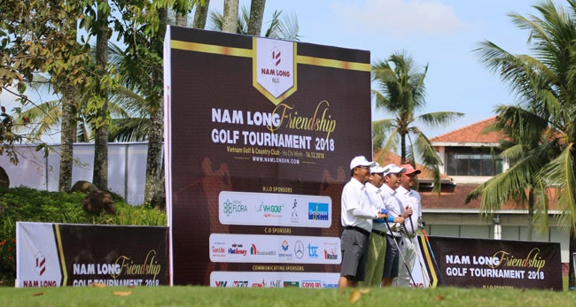 Ông Nguyễn Xuân Quang trao giải cho golf thủ.
