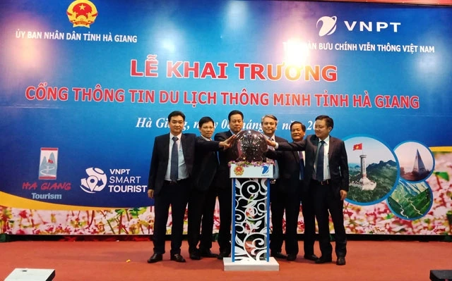 Lãnh đạo tỉnh Hà Giang và Tập đoàn VNPT ấn nút khai trương Cổng thông tin du lịch thông minh.