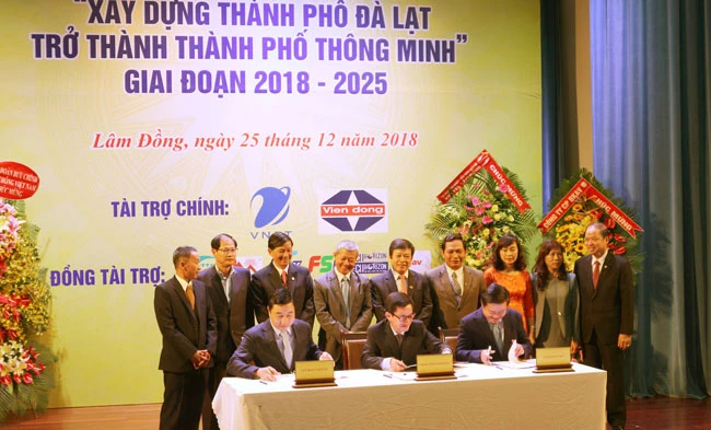 Lễ công bố UBND thành phố Đà Lạt và Tập đoàn VNPT ký kết biên bản ghi nhớ hợp tác trong việc xây dựng Đà Lạt trở thành smartcity.