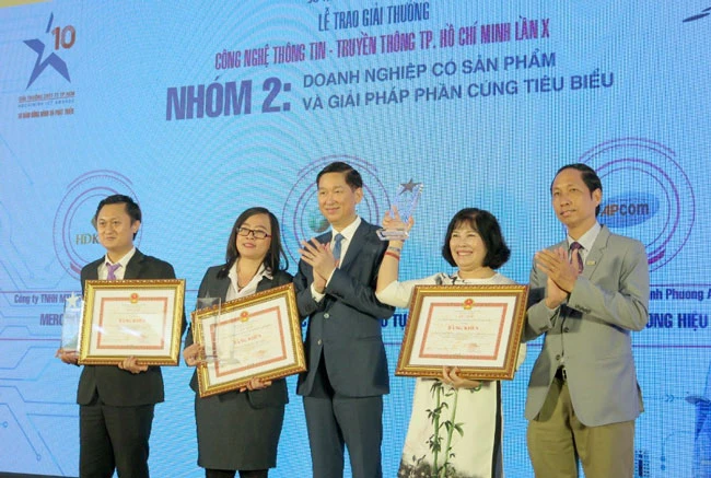 Lãnh đạo UBND TPHCM trao Bằng khen cho hạng mục Giải thưởng cho DN có sản phẩm và giải pháp phần cứng tiêu biểu.