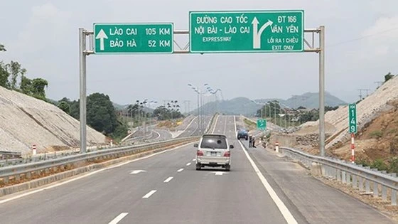 Việt Nam gần như không có các dự án PPP giao thông. Đường cao tốc Nội Bài – Lào Cai được đầu tư theo hình thức BOT. Ảnh: VEC