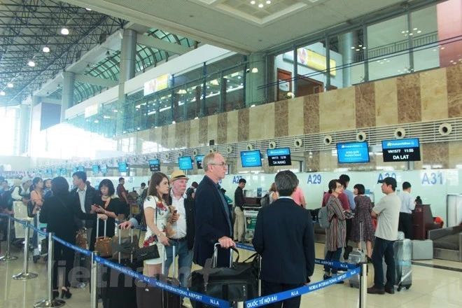 Hành khách làm thủ tục tại sân bay Nội Bài. (Ảnh: Việt Hùng/Vietnam+)