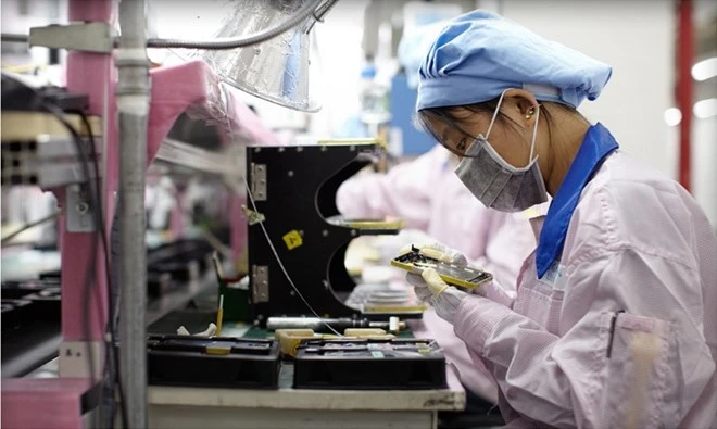 Công nhân làm việc trông dây chuyền sản xuất iPhone của Foxconn. (Nguồn: macrumors.com)
