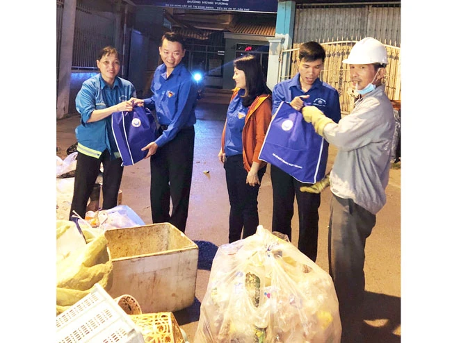 Các đoàn viên Công ty XSKTHG tặng quà cho công nhân có hoàn cảnh khó khăn vào dịp Tết Nguyên đán.