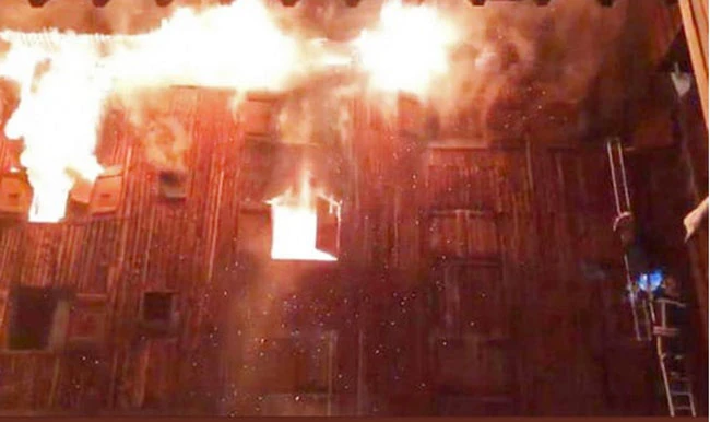 Hình ảnh ngọn lửa đang nhấn chìm tòa nhà.