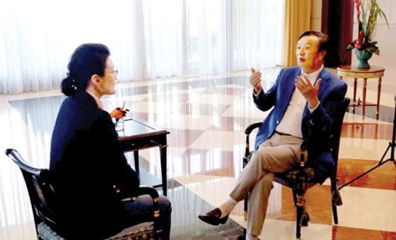 Chủ tịch tập đoàn Huawei Nhậm Chính Phi trả lời phỏng vấn trên CCTV 
