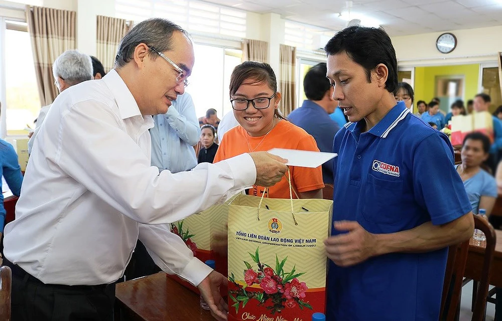 Bí thư Thành ủy TPHCM Nguyễn Thiện Nhân thăm, tặng quà tết ở Trà Vinh