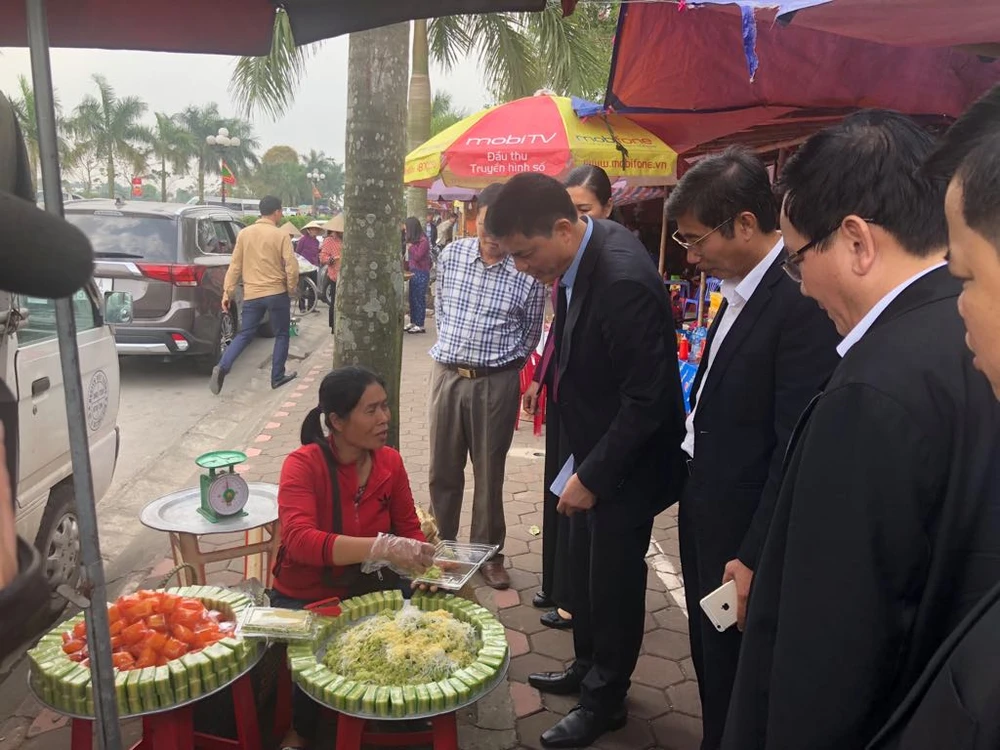 Đoàn kiểm tra ATTP của Bộ Y tế và Sở Y tế tỉnh Nam Định kiểm tra công tác ATTP xung quanh khu vực đền Trần. Ảnh: VGP/Hiền Minh
