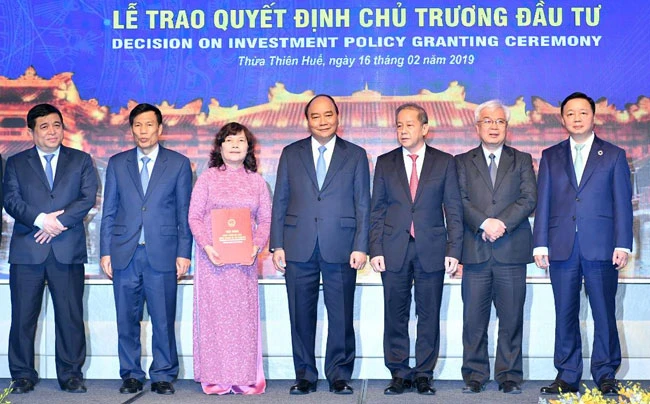 Thủ tướng Nguyễn Xuân Phúc chứng kiến lễ trao quyết định chủ trương đầu tư các dự án liên quan đến lĩnh vực du lịch, nghỉ dưỡng, nông nghiệp.