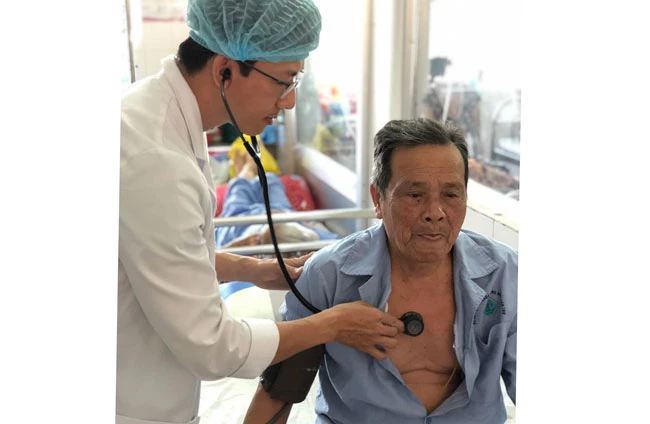 Bác sĩ Triệu chăm sóc cho bệnh nhân T. sau khi cấp cứu thành công