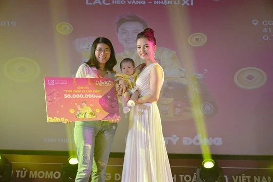 Bùi Thúy Quỳnh - chủ nhân của giải thưởng 50 triệu đồng, và con gái 5 tháng tuổi