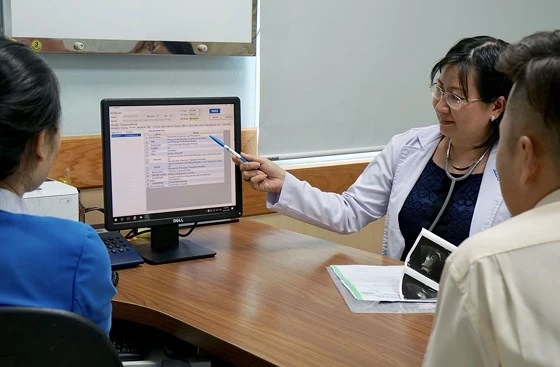 Bác sĩ xem bệnh án điện tử để điều trị cho bệnh nhân tại Bệnh viện Đại học Y Dược TPHCM. Ảnh: HOÀNG HÙNG