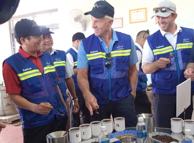 Huyền thoại golf Greg Norman (giữa) cùng Chủ tịch Nutifood Trần Thanh Hải (trái) thăm nông trường cà phê Nuticad