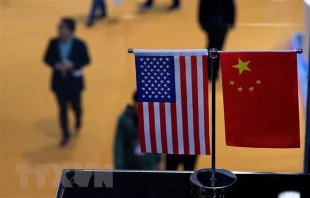 Cờ Mỹ (trái) và cờ Trung Quốc (phải) tại một gian hàng ở Triển lãm nhập khẩu quốc tế Trung Quốc ở Thượng Hải, ngày 6/11/2018. (Ảnh: AFP/ TTXVN)