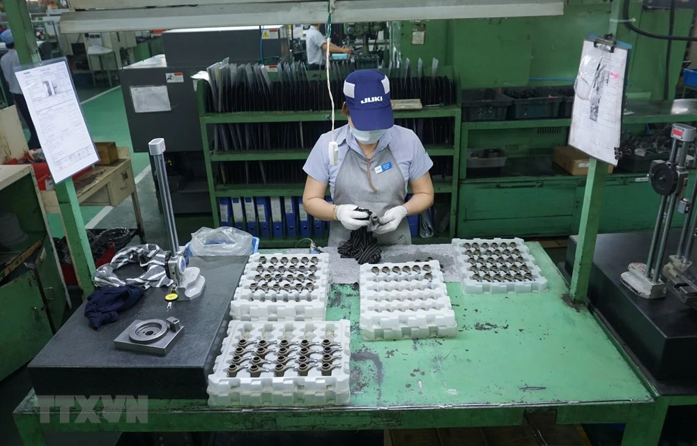 Sản xuất máy may công nghiệp và các thành phần mài tại công ty Juki Việt Nam. (Ảnh: TTXVN)