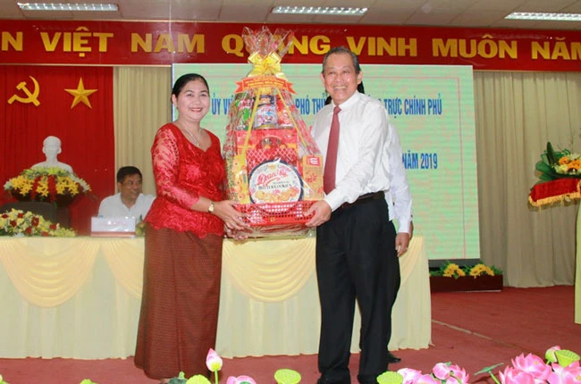 Phó Thủ tướng Trương Hòa Bình chúc Tết cổ truyền Chôl Chnăm Thmây ở trường ĐH Trà Vinh. 