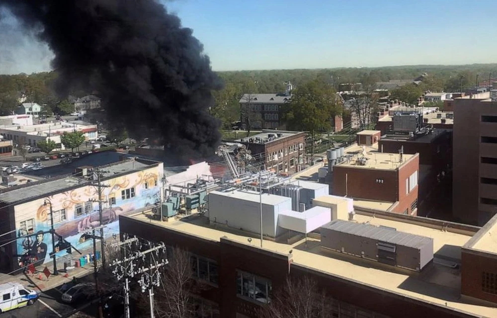 Khói đen bốc lên ra từ hiện trường vụ nổ và hỏa hoạn ở trung tâm thành phố Durham ngày 10/4. (Nguồn: AP)