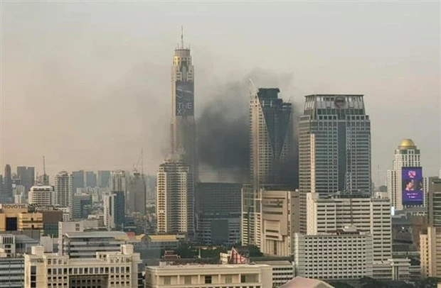 Khói bốc lên tại hiện trường vụ cháy trung tâm thương mại Central World ở Bangkok, Thái Lan ngày 10/4/2019. (Ảnh: Orchidmo/TTXVN)