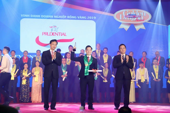 Prudential nhận giải tốp 10 doanh nghiệp có vốn đầu tư nước ngoài hàng đầu Việt Nam tại lễ trao giải Rồng Vàng.