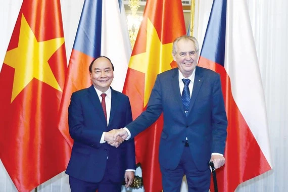 Thủ tướng Nguyễn Xuân Phúc hội kiến Tổng thống CH Czech Milos Zeman. Ảnh: TTXVN