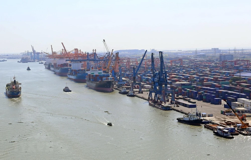 Lượng hàng hóa qua các cảng biển Việt Nam tăng mạnh