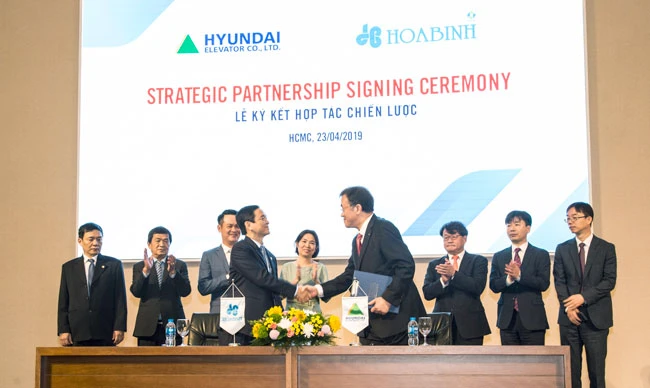 Hòa Bình và Hyundai Elevator bắt tay hợp tác chiến lược