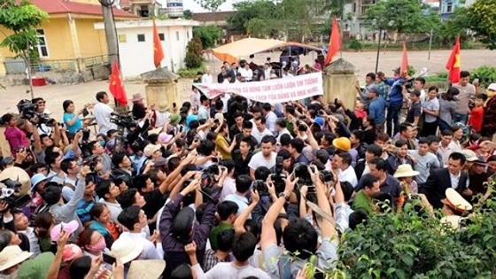Người dân ở thôn Hoành, xã Đồng Tâm đổ ra đường khi lãnh đạo thành phố về địa phương