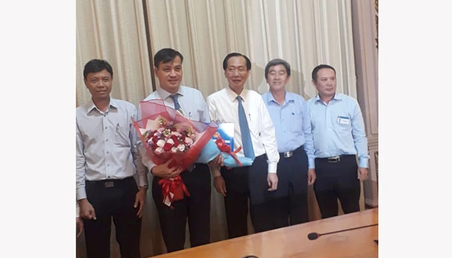 Phó Chủ tịch UBND TPHCM Lê Thanh Liêm đã thay mặt trao quyết định điều động, bổ nhiệm nhân sự lãnh đạo cho ông Lê Hòa Bình làm Giám đốc Sở Xây dựng TPHCM. 