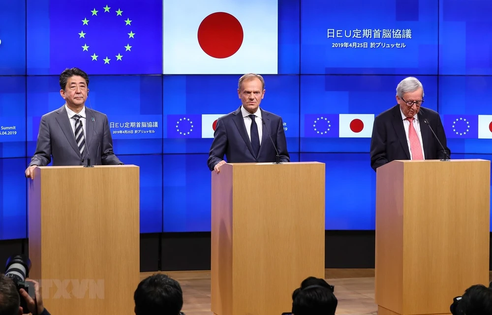 Thủ tướng Nhật Bản Shinzo Abe, Chủ tịch Hội đồng châu Âu Donald Tusk và Chủ tịch Ủy ban châu Âu Jean-Claude Juncker trong cuộc họp báo sau Hội nghị thượng đỉnh Nhật Bản-EU tại Brussels (Bỉ) ngày 25/4/2019. (Ảnh: THX/TTXVN)