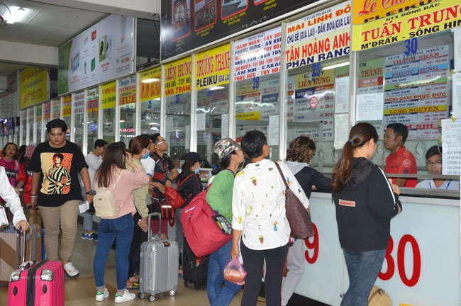 Hành khách mua vé xe từ TPHCM đi các tỉnh miền Trung – Tây Nguyên cho dịp nghỉ lễ 30-4 và 1-5 đã tăng cao.