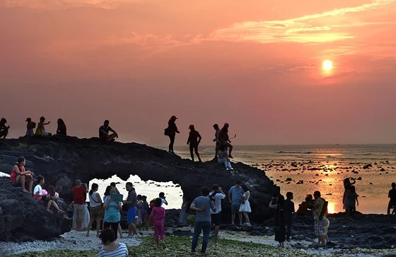 Huyện Lý Sơn khuyến nghị du khách không leo trèo lên Cổng Tò Vò khi tham quan đảo Lý Sơn