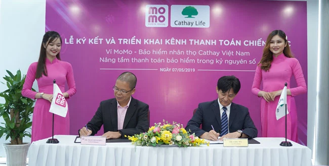 Ông Phạm Thành Đức – Tổng giám đốc Ví điện tử MoMo và ông Eric Wu – Phó tổng giám đốc Cathay Việt Nam tại buổi lễ ký kết