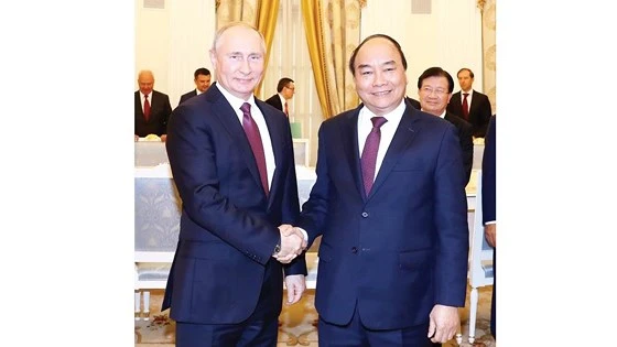 Thủ tướng Nguyễn Xuân Phúc hội kiến Tổng thống Nga Vladimir Putin. Ảnh: TTXVN