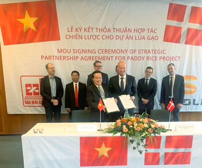 Ông Lê Thanh Thuấn và ông Lasse Hansen đồng thuận ký biên bản hợp tác.
