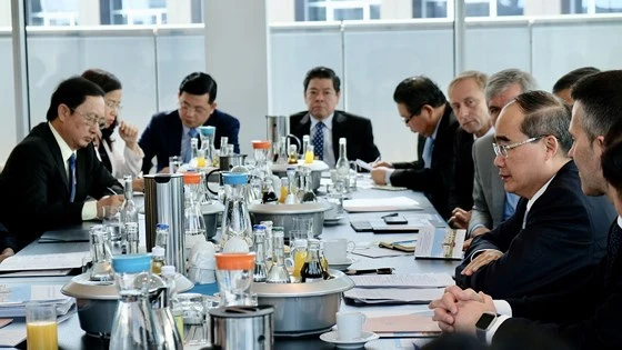 Đoàn đại biểu TPHCM chia sẻ kinh nghiệm xây dựng trung tâm tài chính từ thành phố Frankfurt. Ảnh: KIỀU PHONG