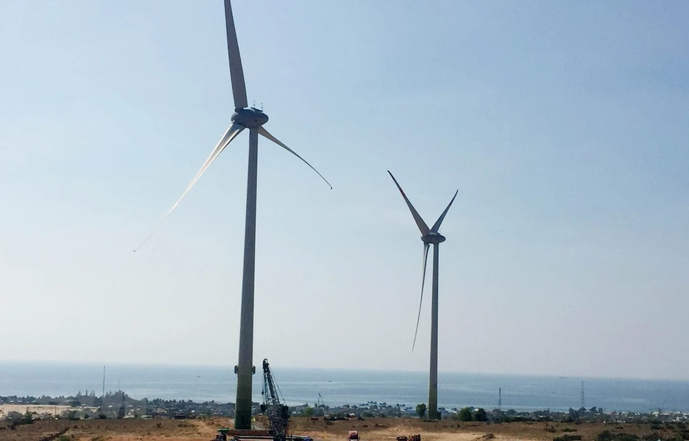 Các tuabin gió của nhà máy điện gió Mũi Dinh (Thuận Nam, tỉnh Ninh Thuận) hoạt động phát điện. (Ảnh: Công Thử/TTXVN)