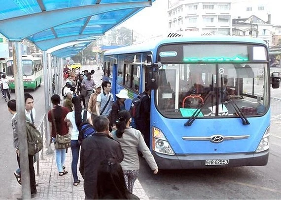 Hành khách đi xe buýt CNG tuyến Bến Thành - Bến xe Chợ Lớn. Ảnh: Cao Thăng