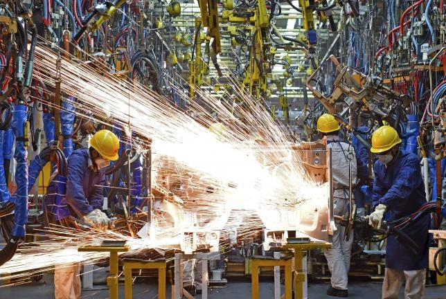Tăng trưởng sản lượng công nghiệp Trung Quốc ở mức thấp nhất 17 năm