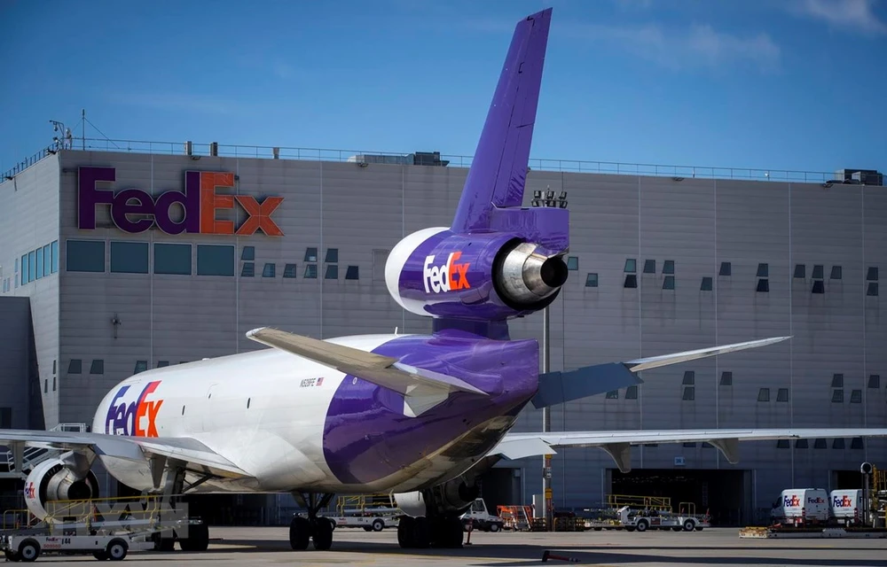 Máy bay chở hàng của công ty chuyển phát nhanh FedEx tại sân bay Roissy-Charles de Gaulle ở Paris, Pháp. (Ảnh: AFP/TTXVN)