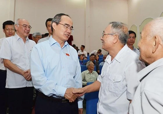 Bí thư Thành ủy TPHCM Nguyễn Thiện Nhân tiếp xúc cử tri quận Thủ Đức. Ảnh: VIỆT DŨNG