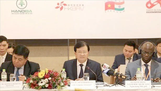 Phó Thủ tướng Trịnh Đình Dũng dự và phát biểu tại Diễn đàn Doanh nghiệp Việt Nam giữa kỳ năm 2019. Ảnh: TTXVN