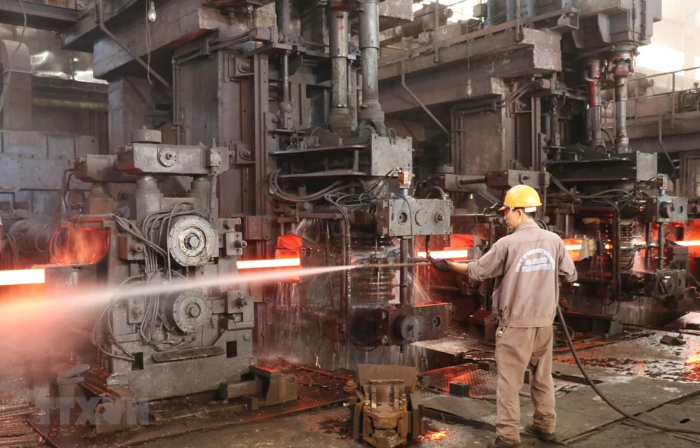 Sản xuất thép tại Công ty cổ phần Gang thép Thái Nguyên. (Ảnh: Hoàng Nguyên/TTXVN)
