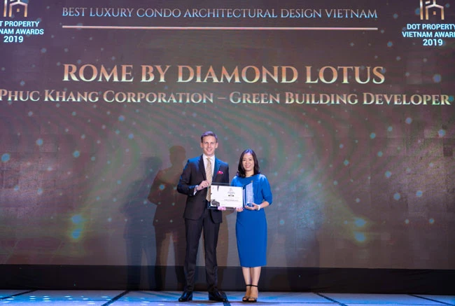 Bà Lê Thị Hồng Na – GĐ Trung tâm Nghiên cứu & Phát triển Phuc Khang Corporation nhận giải thưởng Dự án căn hộ hạng sang có kiến trúc đẹp nhất cho dự án Rome by Diamond Lotus