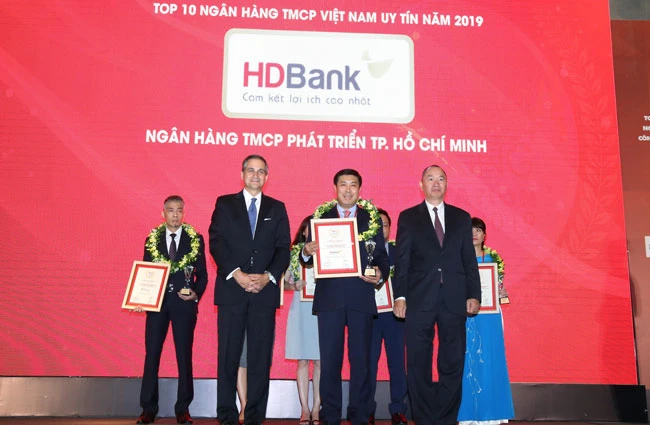 Đại diện HDBank nhận giải thưởng.