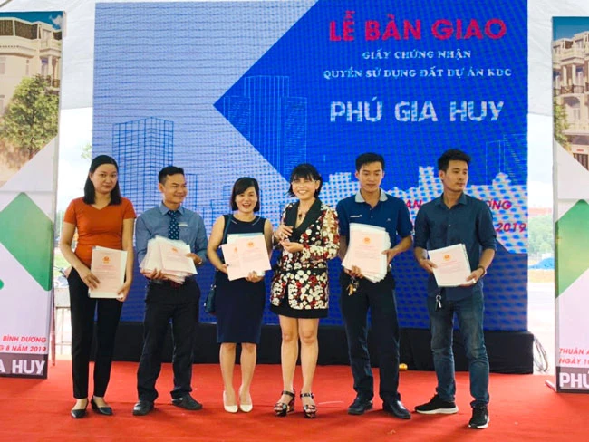 Khách hàng nhận 324 GCN tại dự án Phú Gia Huy